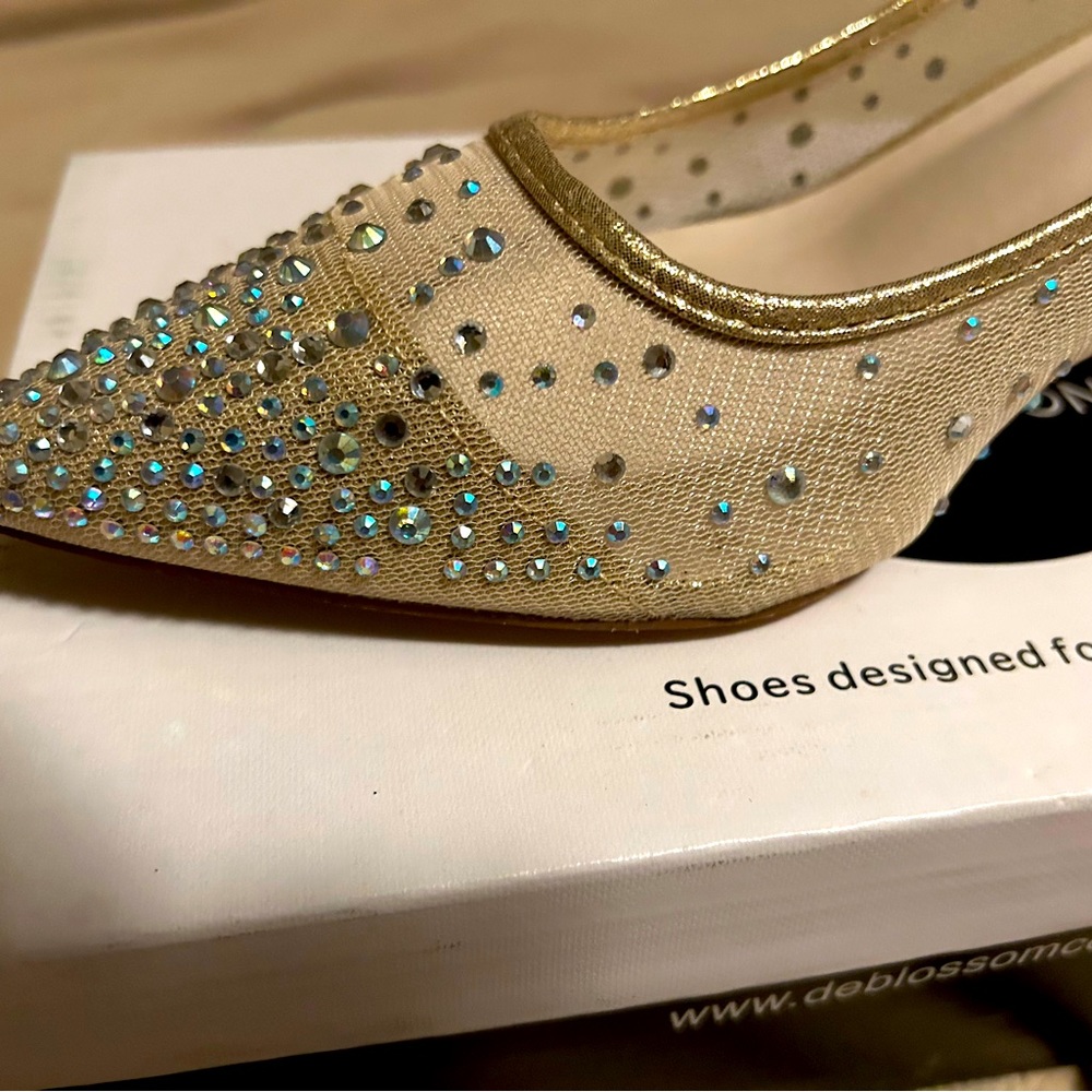 Special occasion wedding pumps. Kitten heel. Size 9. Beautiful and comfortable